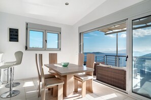 Dining - Villa 'Villa Porto Katsiki' with Sea View, Wi-Fi and Air Conditioning (Lefkadas)