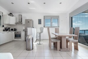Fridge, oven, stovetop, dishwasher - Villa 'Villa Skorpios' with Sea View, Wi-Fi and Air Conditioning (Lefkadas)