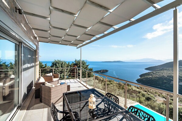 Outdoor dining - Villa 'Villa Skorpios' with Sea View, Wi-Fi and Air Conditioning (Lefkadas)