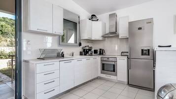 Fridge, oven, stovetop, dishwasher