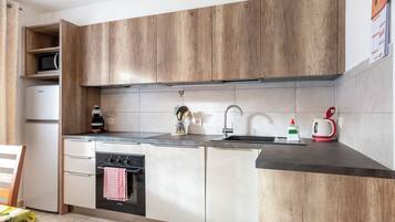 Frigorifero, microonde, forno, piano cottura