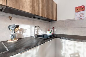 雪櫃、微波爐、焗爐、爐具