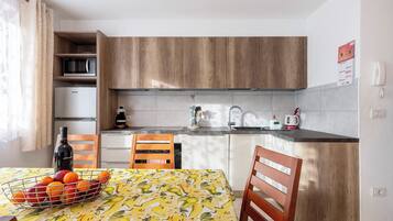 Frigorifero, microonde, forno, piano cottura