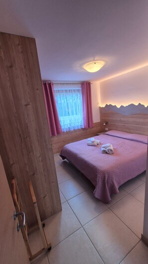 2 makuuhuonetta, silitysrauta/-lauta, ilmainen Wi-Fi, vuodevaatteet