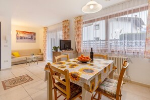 Dining - Apartment 'Night and Day 3' with Mountain View, Private Garden and Wi-Fi (Predazzo)