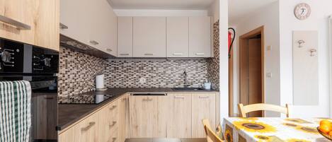 Frigorifero, microonde, forno, piano cottura