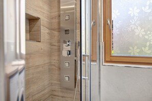 Shower, hair dryer, towels - Apartment 'Night and Day 8' with Mountain View, Balcony and Wi-Fi (Predazzo)
