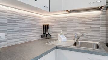 Kühlschrank, Mikrowelle, Ofen, Herdplatte