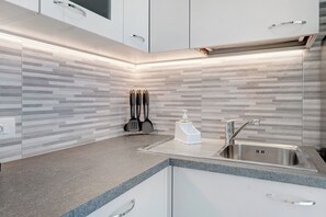 Fridge, microwave, oven, stovetop - Apartment 'Night and Day 8' with Mountain View, Balcony and Wi-Fi (Predazzo)