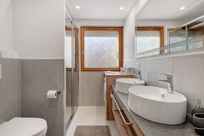 Shower, hair dryer, towels - Apartment 'Night and Day 8' with Mountain View, Balcony and Wi-Fi (Predazzo)