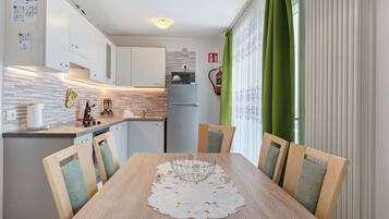 Frigorifero, microonde, forno, piano cottura