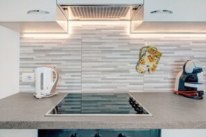 Jääkaappi, mikroaaltouuni, uuni, liesi