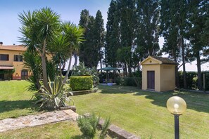 Property grounds - Holiday Apartment 'Podere Nuti - 1 "La Regola" with Shared Pool, Terrace & Wi-Fi (Cecina)