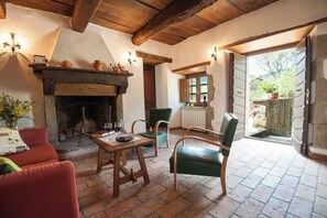 Living area - Farmhouse "Pilari Intera Struttura" with Private Pool & Wi-Fi (Cortona)