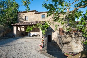 Property grounds - Farmhouse "Pilari Intera Struttura" with Private Pool & Wi-Fi (Cortona)
