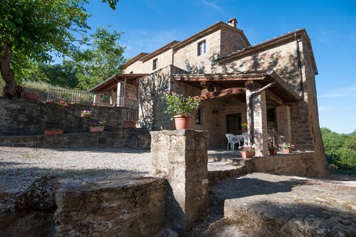 Farmhouse 'Pilari Appartamento Tabaccaia' with Mountain View, Shared Pool and Wi-Fi
