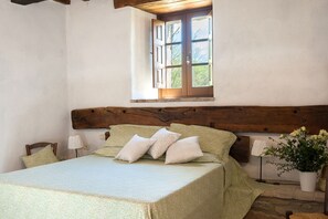 1 bedroom, free WiFi, bed sheets - Farmhouse "Pilari Appartamento Stalla" with Shared Pool, Private Terrace & Wi-Fi (Cortona)