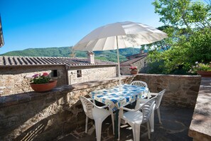 Outdoor dining - Apartment "Pilari Castagnolo" with Mountain View, Shared Pool & Wi-Fi (Cortona)