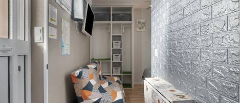 Tabla de planchar con plancha, wifi gratis y ropa de cama