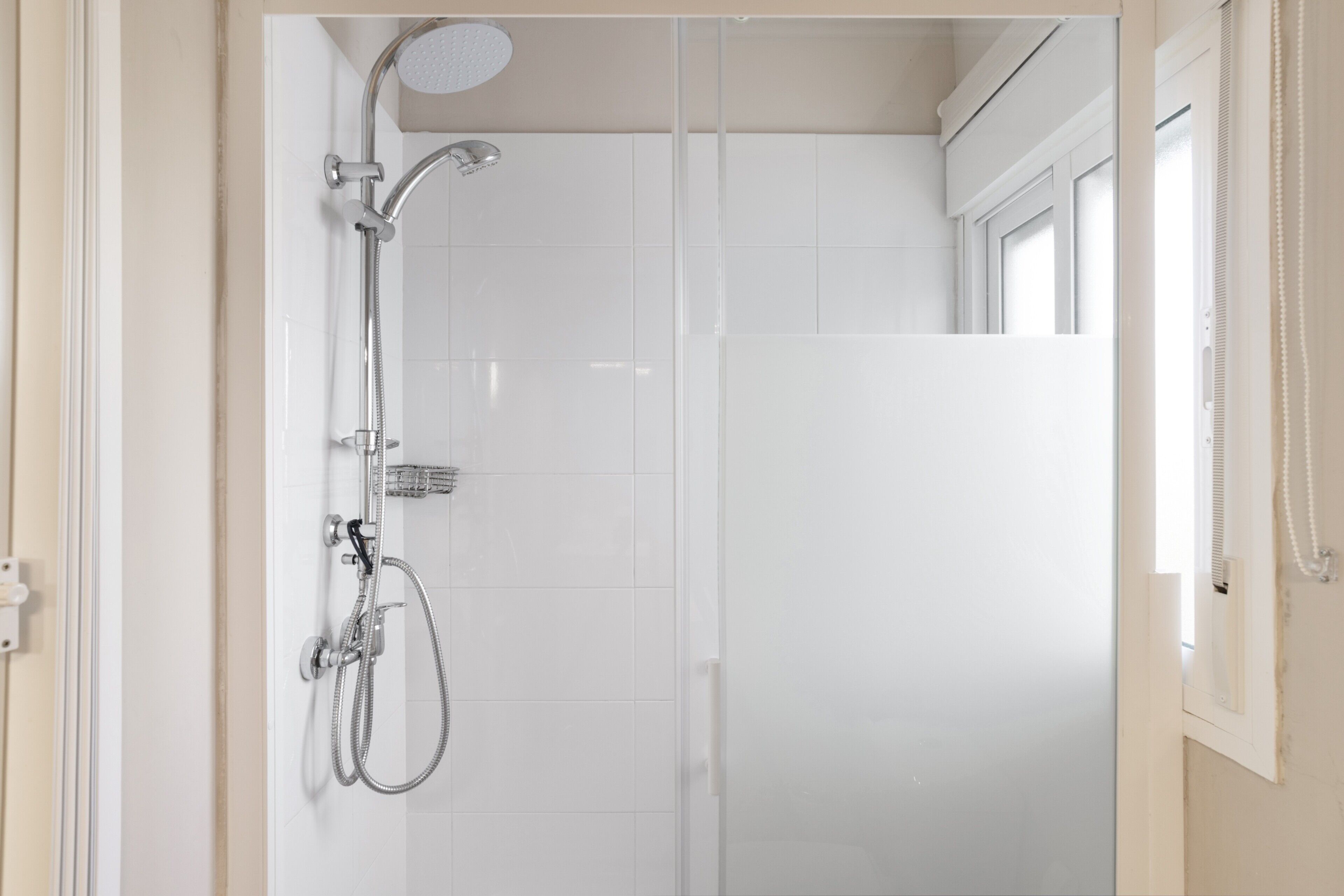 Douche, sèche-cheveux, serviettes fournies