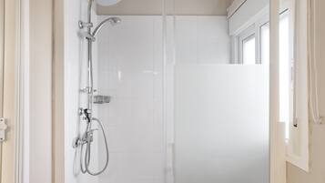 Douche, sèche-cheveux, serviettes fournies