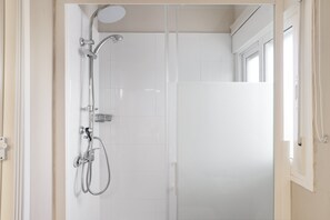 Dusche, Haartrockner, Handtücher
