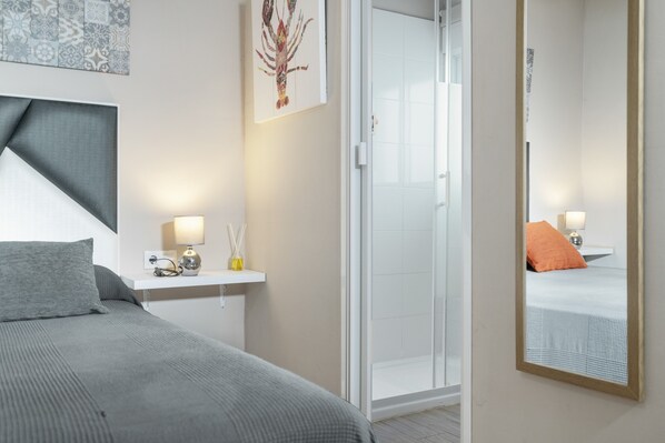 Tabla de planchar con plancha, wifi gratis y ropa de cama 
