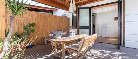 تناول الطعام بالخارج