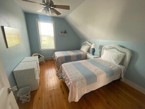 3 bedrooms, WiFi, bed sheets - The Yellow House-Three bedroom within walking distance of Lake Michigan. (Ludington)
