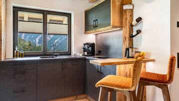 Réfrigérateur, micro-ondes, plaque de cuisson, lave-vaisselle