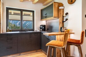 Jääkaappi, mikroaaltouuni, liesi, astianpesukone