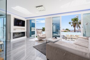 TV - Holiday Villa 'Karat Villa Ocean Golf' with Sea Views, Wi-Fi and Air Conditioning (San Miguel de Abona)