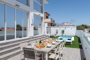 Outdoor dining - Holiday Villa 'Karat Villa Ocean Golf' with Sea Views, Wi-Fi and Air Conditioning (San Miguel de Abona)