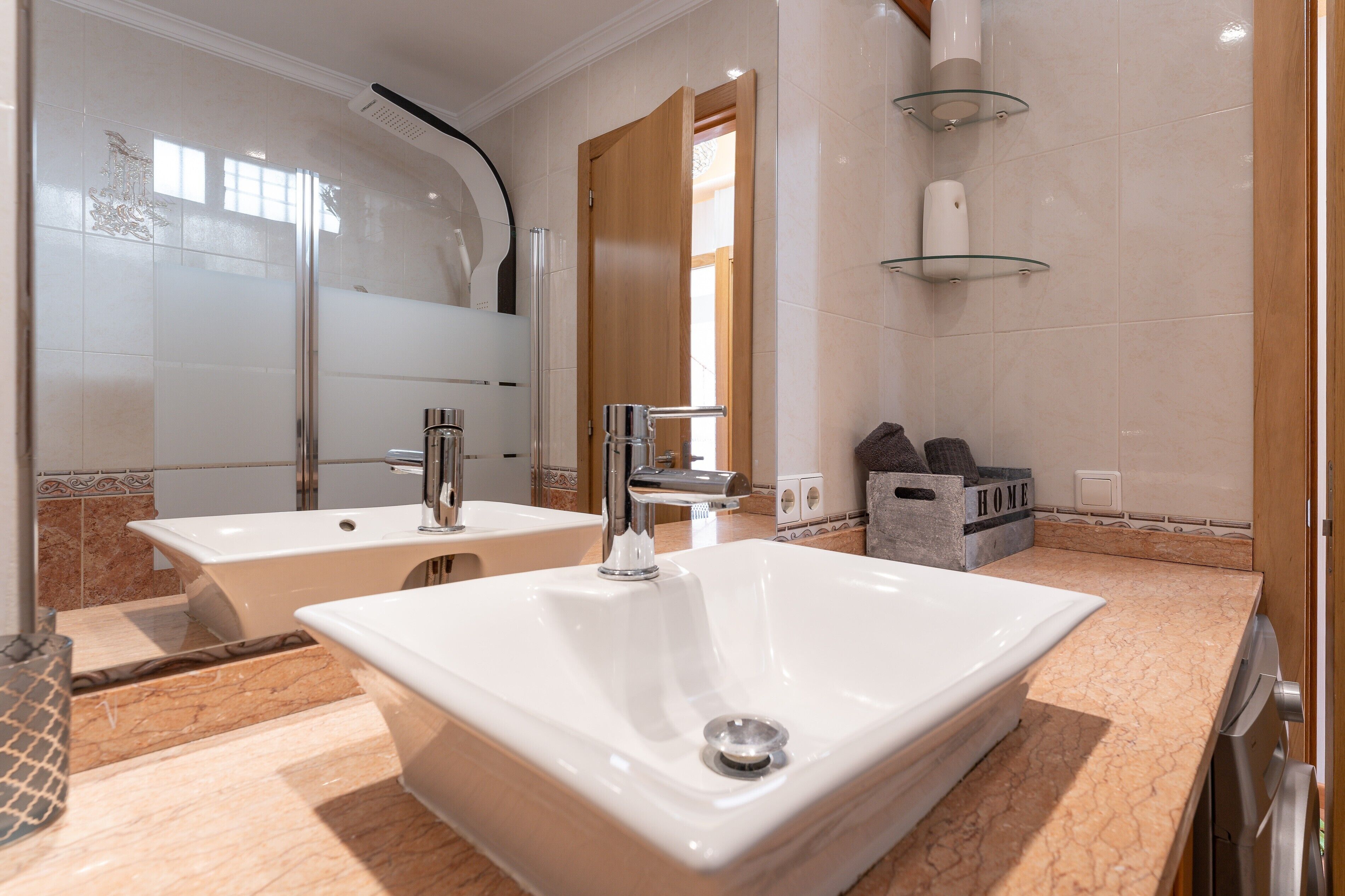 Bañera, secador de pelo, toallas