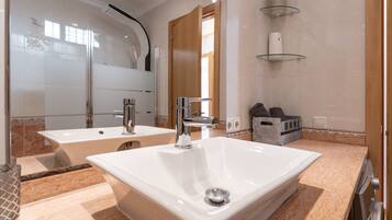 Bañera, secador de pelo, toallas