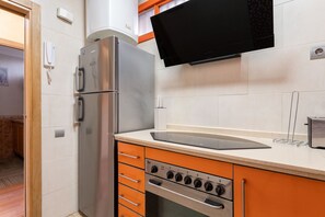 Køleskab, mikrobølgeovn, ovn, kogeplade