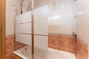 Baignoire, séchoir à cheveux, serviettes fournies