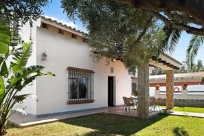 Outdoor dining - Holiday Home 'Casa Mari Carmen 1' with Private Pool, Private Terrace and Wi-Fi (Conil de la Frontera)