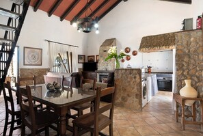 Dining - Holiday Home 'Casa Mari Carmen 1' with Private Pool, Private Terrace and Wi-Fi (Conil de la Frontera)