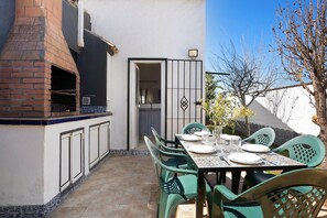 Outdoor dining - Holiday Home 'Casa Mari Carmen 1' with Private Pool, Private Terrace and Wi-Fi (Conil de la Frontera)