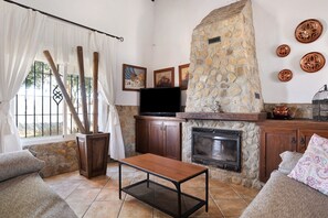 TV, fireplace - Holiday Home 'Casa Mari Carmen 1' with Private Pool, Private Terrace and Wi-Fi (Conil de la Frontera)
