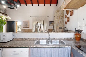 Fridge, microwave, oven, stovetop - Holiday Home 'Casa Mari Carmen 1' with Private Pool, Private Terrace and Wi-Fi (Conil de la Frontera)