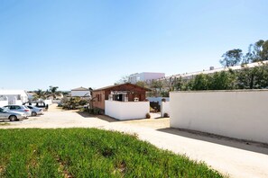 Property grounds - Holiday Home 'Casa Mari Carmen 2 ' with Private Pool, Private Terrace and Air Conditioning (Conil de la Frontera)