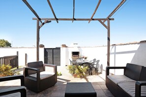 Outdoor dining - Holiday Home 'Casa Mari Carmen 2 ' with Private Pool, Private Terrace and Air Conditioning (Conil de la Frontera)