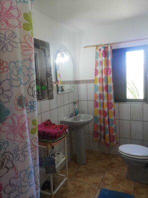 Douche, sèche-cheveux, serviettes fournies