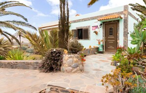 Exterior detail - Holiday Home "Casa Grenado" with Sea Views, Private Balcony & Wi-Fi (vallehermoso tazo)