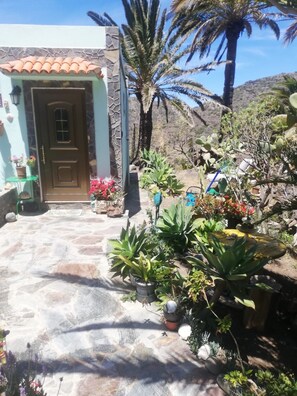 Exterior detail - Holiday Home "Casa Grenado" with Sea Views, Private Balcony & Wi-Fi (vallehermoso tazo)