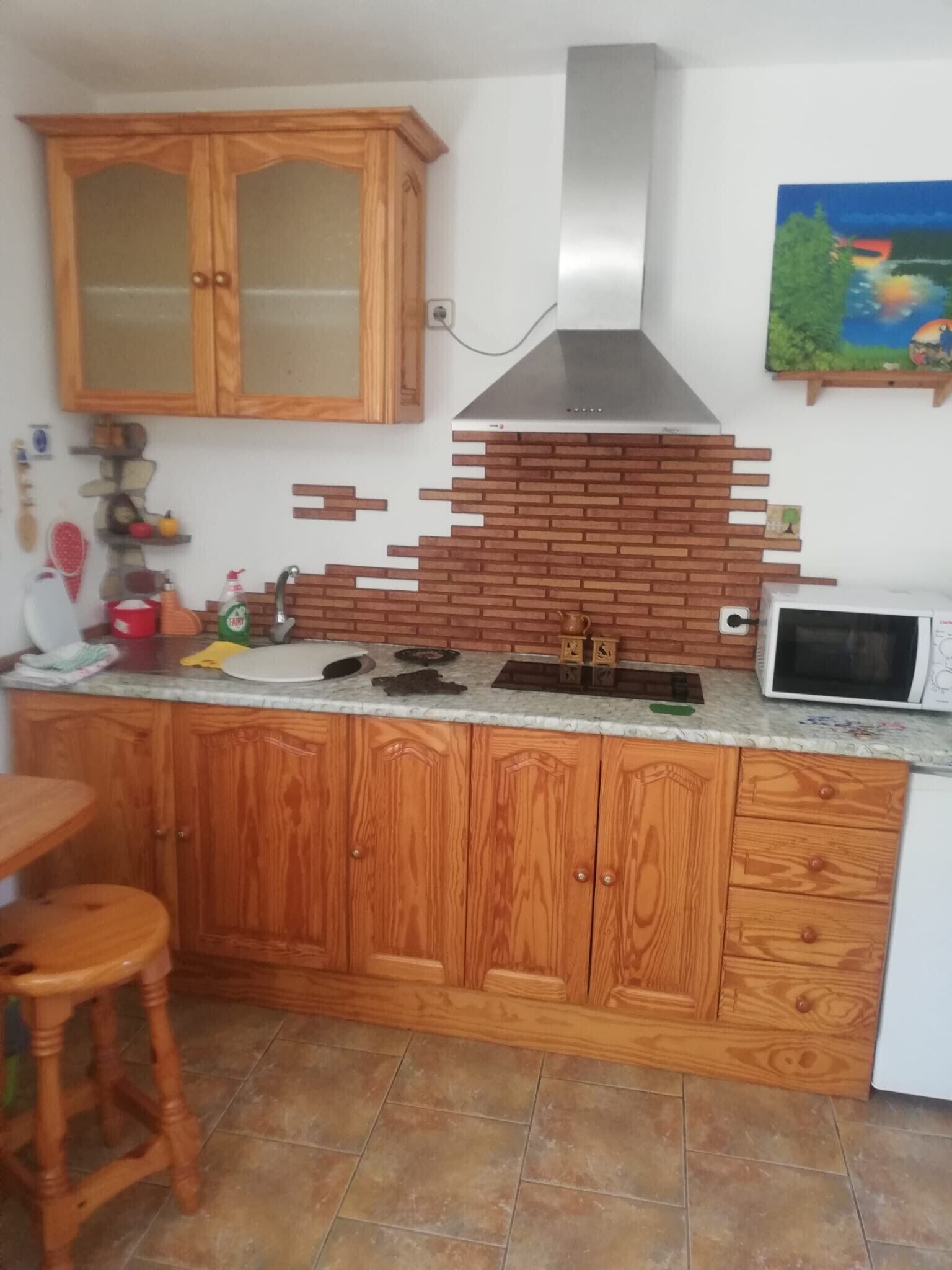 Frigorífico, microondas, placa de cocina y cafetera o tetera