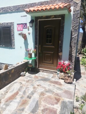 Exterior detail - Holiday Home "Casa Grenado" with Sea Views, Private Balcony & Wi-Fi (vallehermoso tazo)