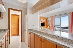 Kylskåp, mikrovågsugn, spishäll och kaffe- och tebryggare